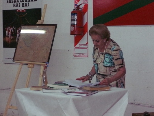 Hilda Gorri Arrese presentando su 'Saski Naski' en el Centro Vasco Etxe Alai de Pehuajó (foto EE)